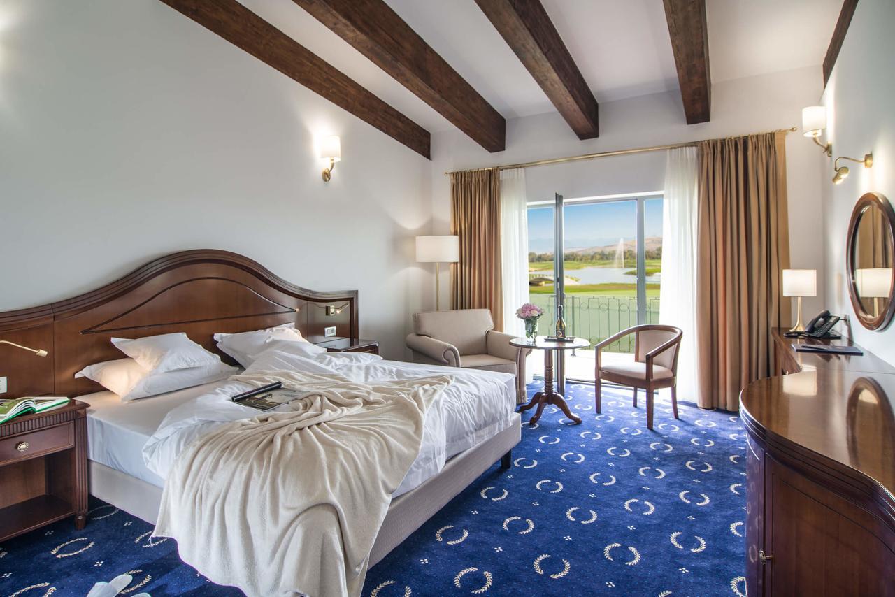 Theodora Golf Club Hotel อัลบายูเลีย ภายนอก รูปภาพ