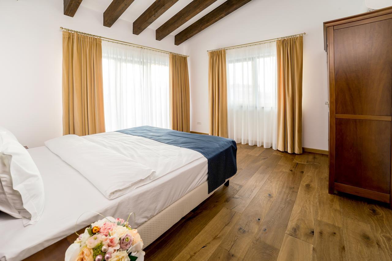 Theodora Golf Club Hotel อัลบายูเลีย ภายนอก รูปภาพ