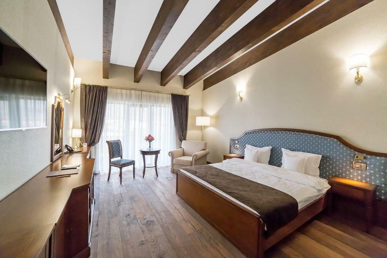 Theodora Golf Club Hotel อัลบายูเลีย ภายนอก รูปภาพ